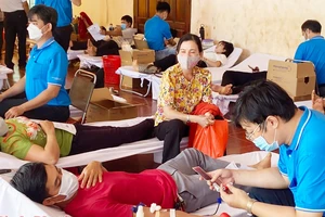  496 cán bộ, giáo viên, học sinh ở huyện biên giới hiến máu tình nguyện