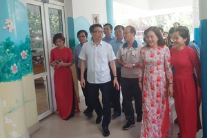Phó Thủ tướng Vũ Đức Đam thăm các trường học, bệnh viện tại Đồng Nai