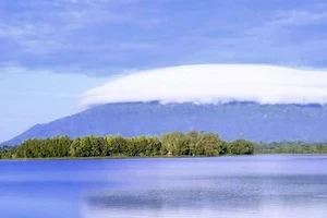 Hết núi Bà Đen, đến núi Chứa Chan “đội” mây thấu kính khổng lồ