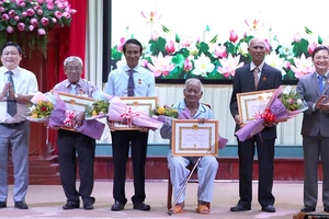 Lãnh đạo Thành ủy Đồng Xoài trao huy hiệu cho các đảng viên cao tuổi Đảng