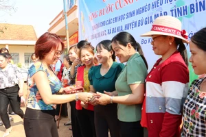 Gần 500 phần quà đến học sinh nghèo ở tỉnh Bình Phước