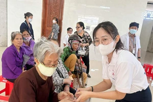 Khám bệnh miễn phí và tặng 1.000 phần quà cho người nghèo ở Bình Phước 