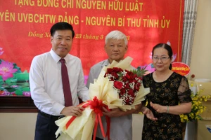 Trao tặng Huy hiệu 55 tuổi Đảng cho nguyên Bí thư Tỉnh ủy Bình Phước Nguyễn Hữu Luật