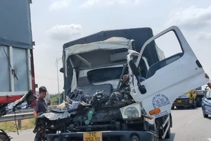 2 xe tải tông nhau trên cao tốc TPHCM- Long Thành- Dầu Giây, 1 người tử vong 