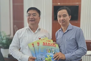  Hơn 2.000 cuốn Đặc san SGGP 30-4-2023 đến tay bạn đọc các tỉnh Đông Nam bộ