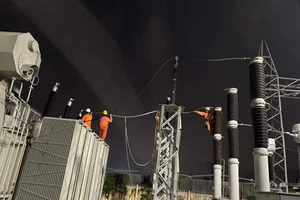 Đồng Nai: Mái tôn văng vào trạm biến áp, Khu công nghiệp Biên Hoà 2 mất điện