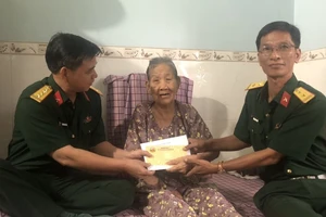 Bộ Chỉ huy quân sự tỉnh Đồng Nai thăm, tặng quà các Mẹ Việt Nam anh hùng