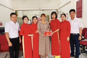 Agribank chi nhánh TP Long Khánh trao trả tài sản cho khách để quên