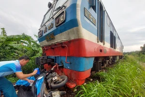 Đồng Nai: Tàu hoả tông xe máy, 2 người tử vong 