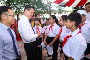 Bí thư Tỉnh uỷ Đồng Nai Nguyễn Hồng Lĩnh động viên các em học sinh trường THCS Trảng Dài (TP Biên Hoà ) 