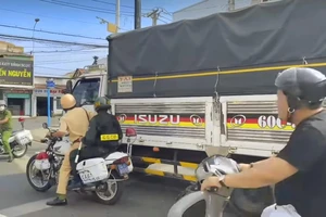 Đồng Nai: Cảnh sát rút súng truy bắt tài xế chạy quá tốc độ 