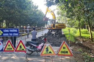 Thi công đường Sông Nhạn - Dầu Giây khi trời mưa: Cào bóc lớp nhựa đường kém chất lượng