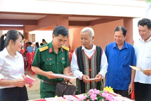 Đồng Nai: Tuyên truyền pháp luật và tặng quà cho gia đình chính sách xã Xuân Phú (huyện Xuân Lộc) 
