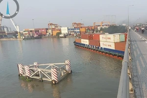 Đồng Nai: Cứu hộ tàu 4.600 tấn kẹt dưới gầm cầu Đồng Nai
