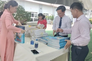 Hơn 2.200 cuốn Đặc san Sài Gòn Giải Phóng đến tay bạn đọc các tỉnh Đông Nam bộ