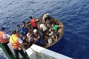 Podcast bản tin trưa 19-10: Tàu kiểm ngư đón hơn 80 ngư dân và 2 thi thể đưa vào bờ; Phát hiện thi thể nghi phạm sát hại nữ nhân viên bán quần áo ở Bắc Ninh