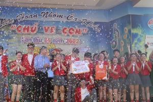 THPT Nguyễn Hữu Huân giành giải quán quân Liên hoan nhóm ca khúc "chú ve con" 2022