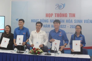 Ông Quách Hải Đạt, Giám đốc Nhà Văn hóa Sinh viên ký kết hợp tác với các đơn vị
