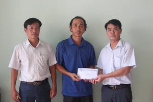 Báo SGGP trao tiền hỗ trợ gia đình chị Trần Thị Trâm Oanh 