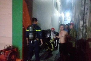 Cứu 3 người mắc kẹt trong đám cháy ở Đà Nẵng