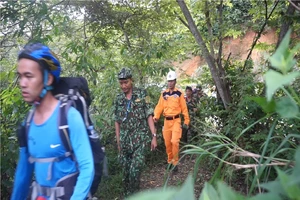 Triển khai tìm kiếm người nước ngoài nghi tự tử tại bán đảo Sơn Trà