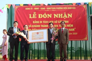 Lãnh đạo tỉnh Quảng Nam trao bằng công nhận di tích lịch sử cho đại diện phường Điện Nam Bắc. Ảnh: NGUYỄN CƯỜNG