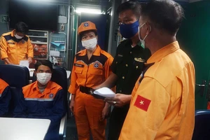 Cứu 7 ngư dân bị chìm tàu ngoài khơi tỉnh Thừa Thiên - Huế