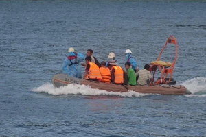 Cứu 13 ngư dân thoát chết trên vùng biển Đà Nẵng 