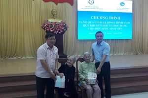Hội đồng hương Hòa Vang tại TPHCM tặng gần 400 triệu cho gia đình chính sách, quỹ khuyến học