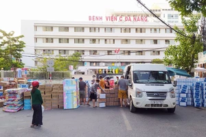 Hàng nghìn thùng hàng hóa, nước uống, vật dụng sinh hoạt đã được người dân Đà Nẵng gửi đến các y bác sĩ nơi 3 bệnh viện bị phong tỏa. Ảnh: NGUYỄN CƯỜNG