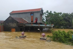Quảng Bình: Huyện Lệ Thủy ngập sâu trong nước, người dân lên nóc nhà chờ cứu trợ