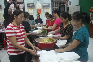 Tổ chức nấu nhiều suất ăn, đưa đến hỗ trợ người dân vùng lũ Quảng Trị