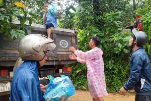 Quảng Nam hướng dẫn các tổ chức, cá nhân đến cứu trợ sau bão lũ
