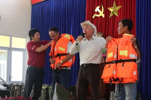 Tặng 500 áo phao sinh tồn cho ngư dân nghèo tỉnh Quảng Nam