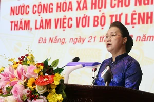 Chủ tịch Quốc hội Nguyễn Thị Kim Ngân làm việc với Bộ Tư lệnh Quân khu 5
