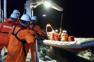 Cứu 7 ngư dân gặp nạn trên biển