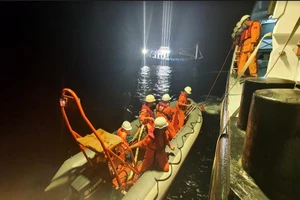 Cứu kịp thời một ngư dân nguy kịch trên vùng biển Hoàng Sa