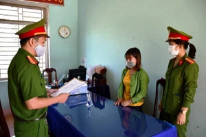 Cơ quan công an đọc lệnh bắt tạm giam đối với đối tượng Phạm Thị Ngọc Tuyến