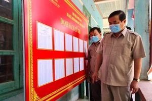Bí thư Tỉnh ủy Quảng Nam Phan Việt Cường kiểm tra công tác chuẩn bị bầu cử tại xã La ÊÊ (huyện Nam Giang, tỉnh Quảng Nam) vào trưa 15-5.