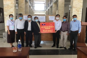 Quảng Nam hỗ trợ trang thiết bị phòng chống dịch Covid-19 cho tỉnh Sê Kông, Lào