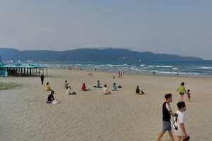 Quảng Nam yêu cầu người dân đi tắm biển phải cách nhau 2m và không tụ tập đông người