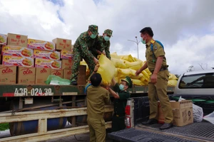 BĐBP tỉnh Quảng Nam vận chuyển lương thực hỗ trợ cho đơn vị làm nhiệm vụ bảo vệ biên giới của tỉnh Sê Kông, Lào