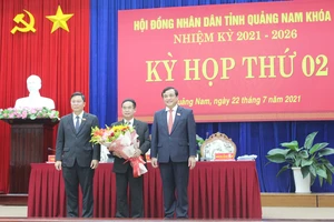 Ông Trần Anh Tuấn (đứng giữa) được bầu giữ chức vụ Phó Chủ tịch UBND tỉnh Quảng Nam nhiệm kỳ 2021-2026