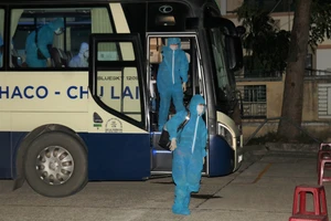 2 xe chở 77 người dân Quảng Nam từ TPHCM về đến nơi vào lúc 2 giờ 30 sáng