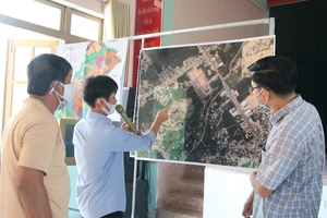 Người dân xã Tam Đàn (huyện Phú Ninh, tỉnh Quảng Nam) chỉ các khu vực cần khắc phục cho chính quyền địa phương