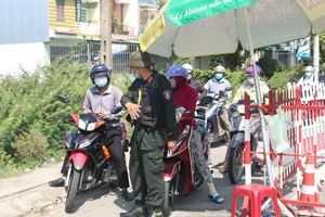 Nhiều người dân được lực lượng chức năng yêu cầu quay trở lại TP Đà Nẵng do không có giấy chứng nhận âm tính với SARS-CoV-2