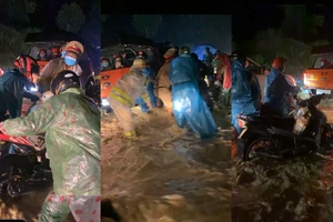 CSGT và các tình nguyện giúp người dân đẩy xe qua dòng nước xiết. Ảnh: Chụp màng hình clip trên mạng xã hội