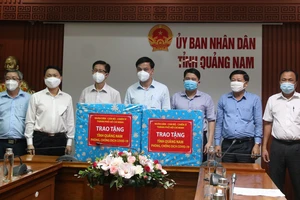 TPHCM trao tặng trang thiết bị phòng chống dịch cho tỉnh Quảng Nam