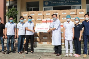 Trao tặng 1.000 phần quà cho người dân tỉnh Quảng Nam và Quảng Ngãi