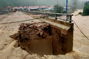 Điểm sạt lở tại mố cầu dẫn vào khu dân cư Bằng La, xã Trà Leng (huyện Nam Trà My, tỉnh Quảng Nam) vào sáng 29-11.